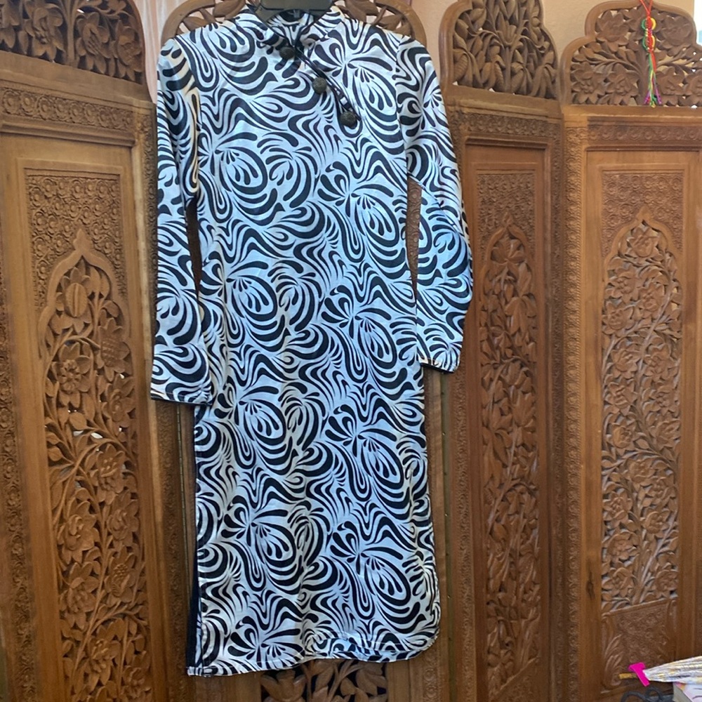 EUC - Black and White Southeast Asian Kameese Top